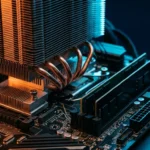Composants PC haut de gamme rétroéclairés illustrant la hausse des prix du matériel informatique