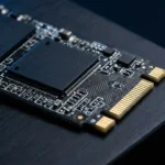 Gros plan sur un module SSD M.2 NVMe haute performance posé sur une surface sombre